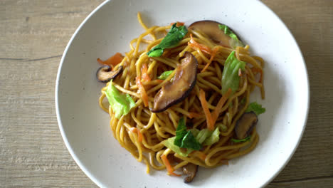 yakisoba noodles stir-fried with vegetable