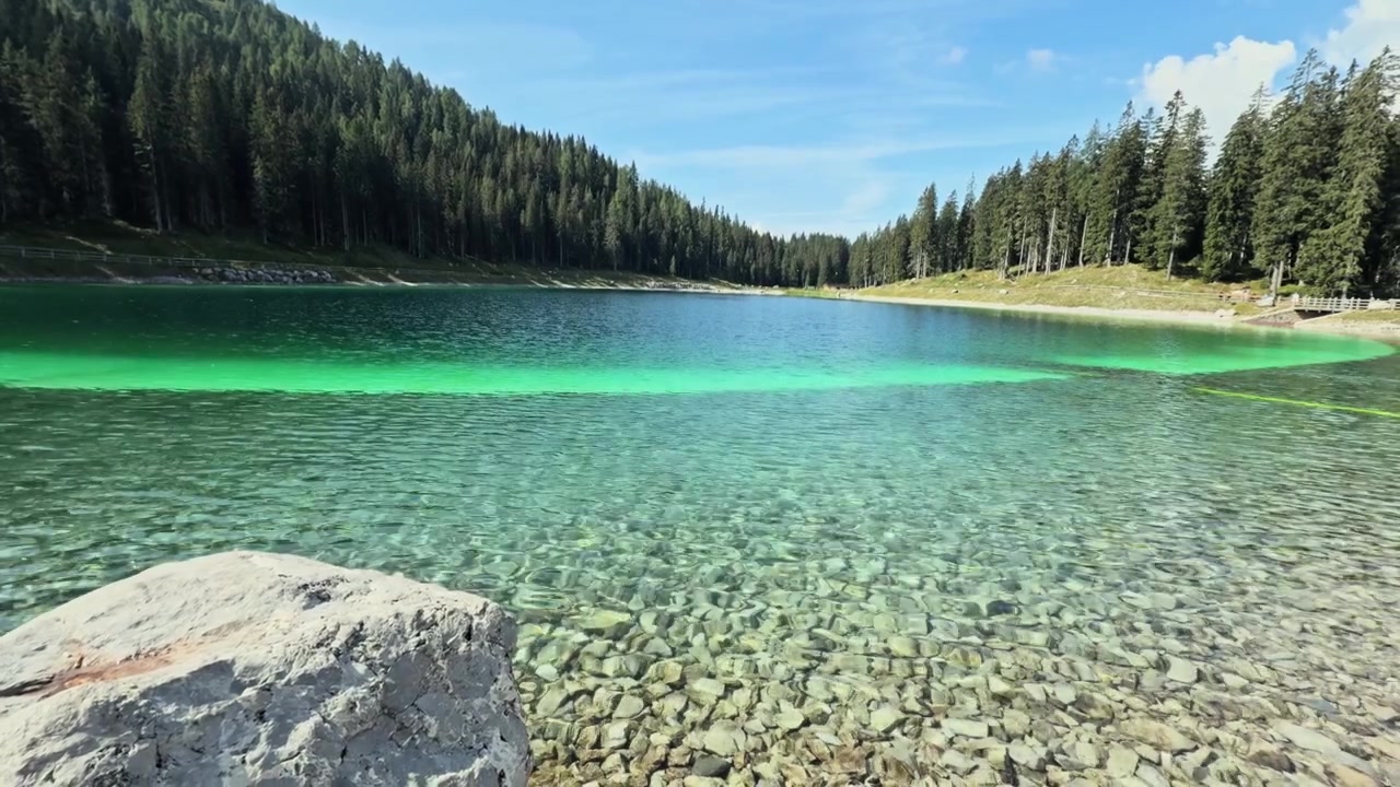 Vakkert fjellandskap med San Giuliano-sjøene i Trentino, Italia. Klart turkis vann avslører den steinete bunnen på en solrik dag