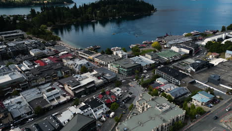 Nach-Oben-Kippen,-Freizügige-Aufnahme-Des-Wunderschönen-Wakatipu-Sees-Und-Der-Berge-Im-Hintergrund-|-Queenstown,-Neuseeland