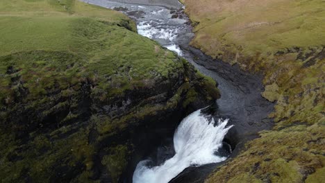 cascada en el cañón de fjaorargljufur en la carretera de circunvalación en islandia, paisaje aéreo
