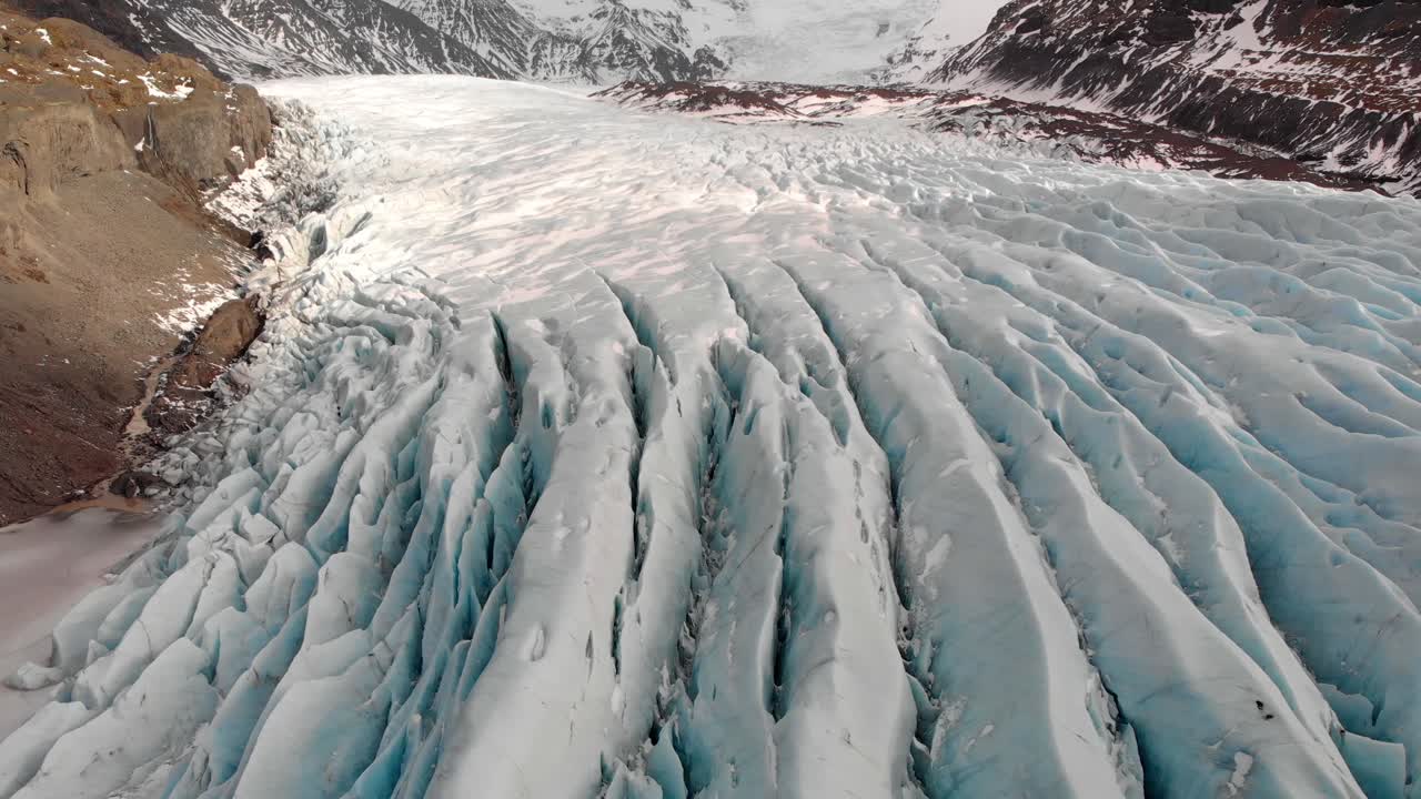disparo de drones sobre el glaciar vatnajokull en islandia durante el invierno