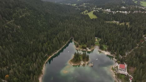 vista aérea del sereno lago caumasee rodeado de exuberantes paisajes forestales en flims, graubünden, suiza