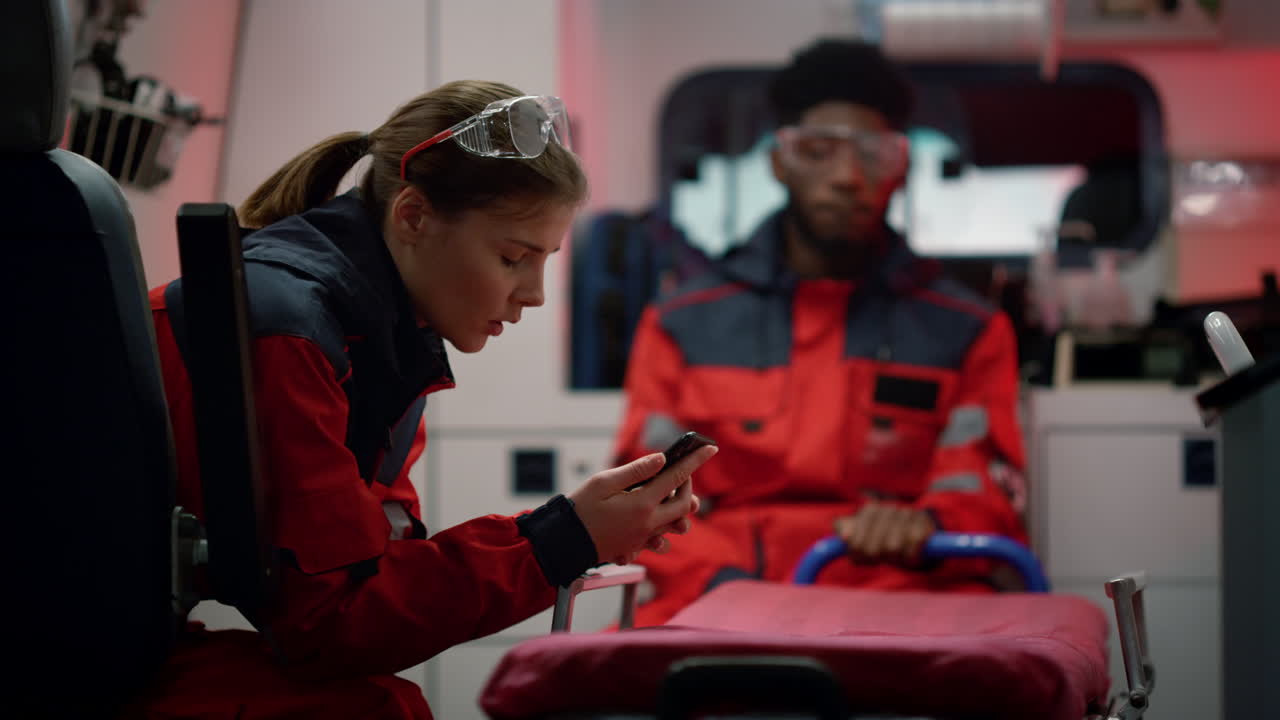 구급차에 탑승한 다민족 구급대원