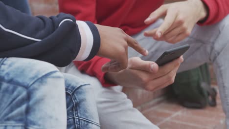 chicos mirando el teléfono en la escuela secundaria