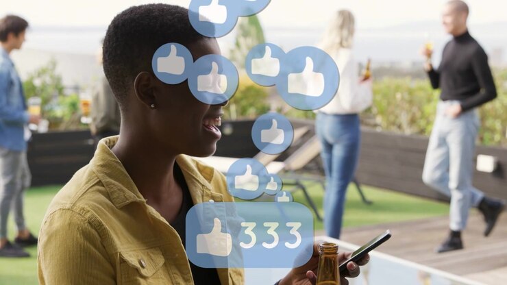 Femme en manteau jaune sur un toit, consultant son téléphone, des notifications de 'J'aime' apparaissent, une bière posée, avec un espace pour le texte