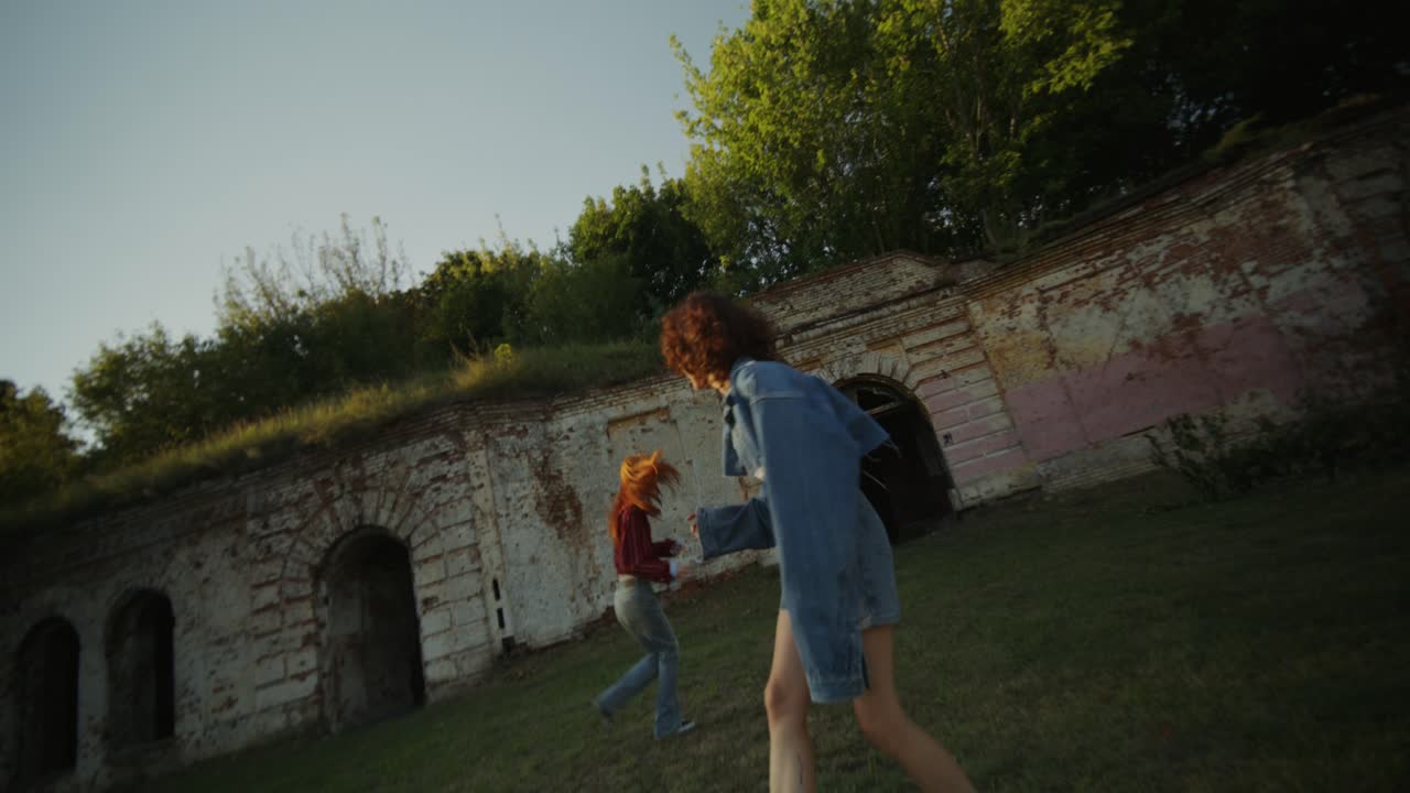 공원에서 달리는 친구들