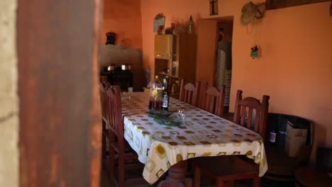 Ein-Typischer-Speisesaal-Einer-Indigenen-Gemeinschaft-In-El-Divisadero,-Cafayate,-Salta,-Argentinien