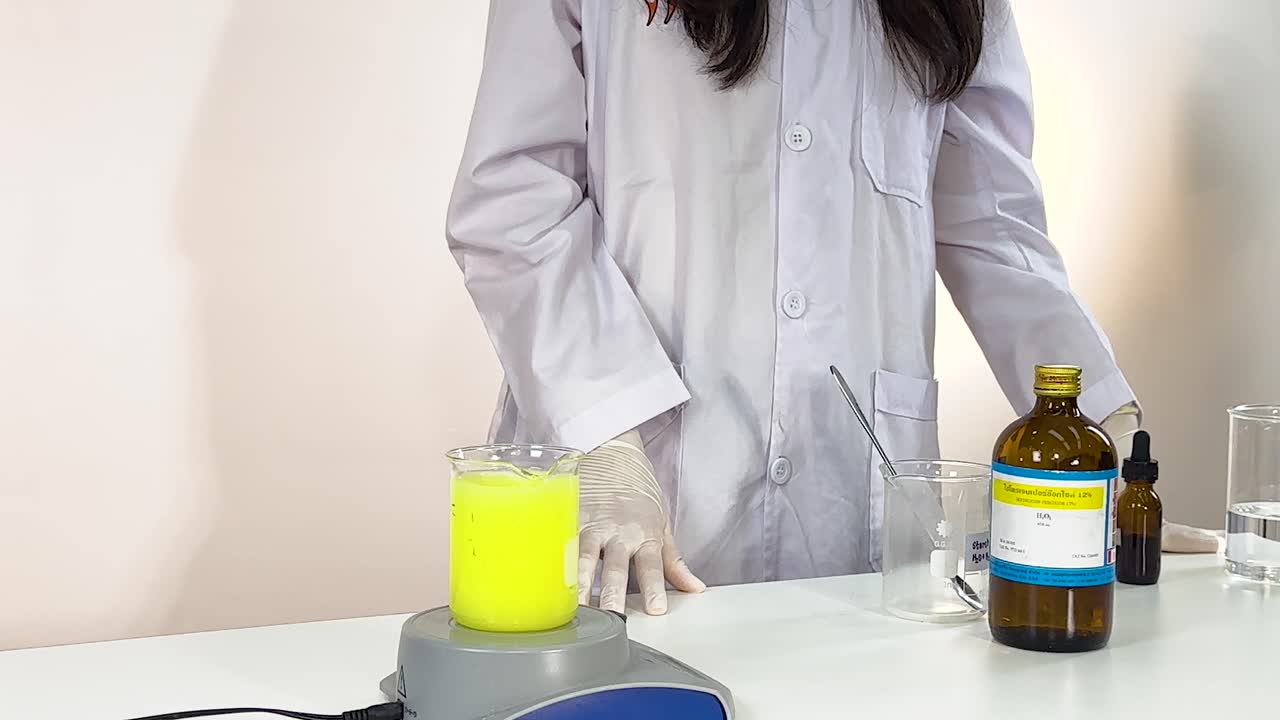 색이 변하는 화학 반응을 보여줍니다.