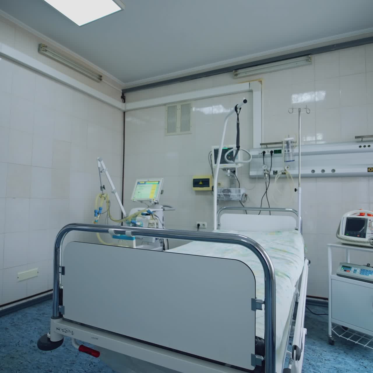 New hospital bed and equipment in a clean room. Empty intensive care room. Hospital bed with modern medical equipment in clinic