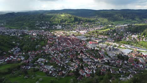 Vista-Aérea-Del-Pintoresco-Pueblo-De-Murrhardt-En-El-Bosque-De-Suabia-Franconia-En-El-Sur-De-Alemania.