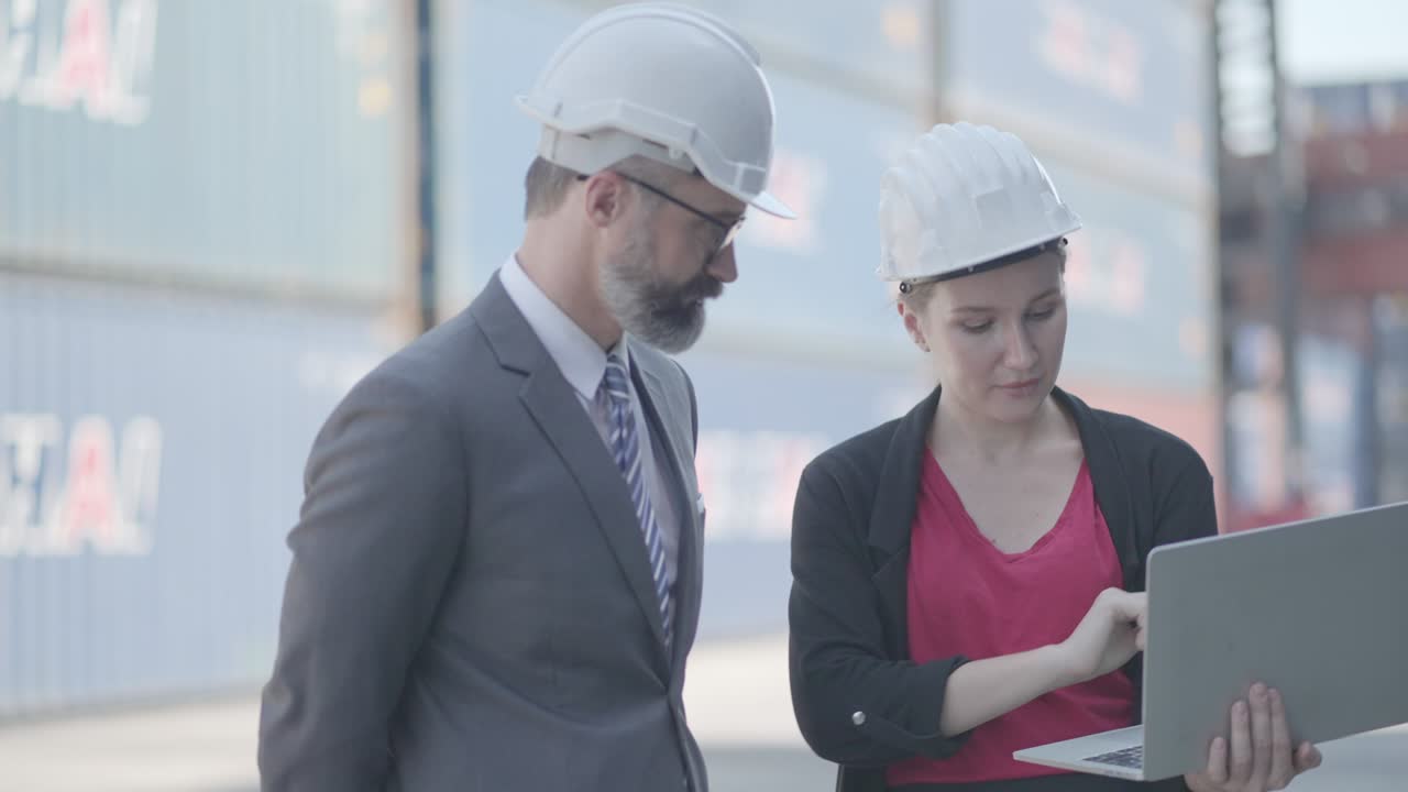 ejecutivo, gerente o inversor y asistente femenina profesional se reúnen, hablan y comparten ideas sobre nuevas inversiones de proyectos o el proceso de carga y envío de carga en la computadora portátil en el patio de contenedores de carga.