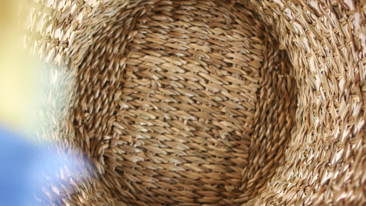 vista superior de la ropa en la canasta en el suelo