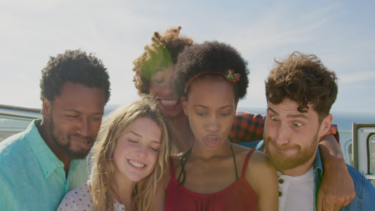 함께 서 있는 젊은 친구들 4k