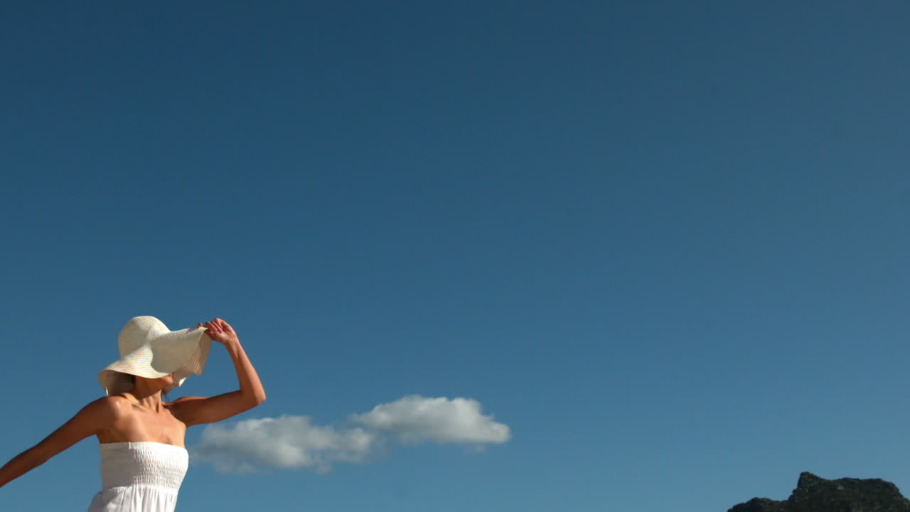 미소 짓는 금발이 달리고 선을 벗고