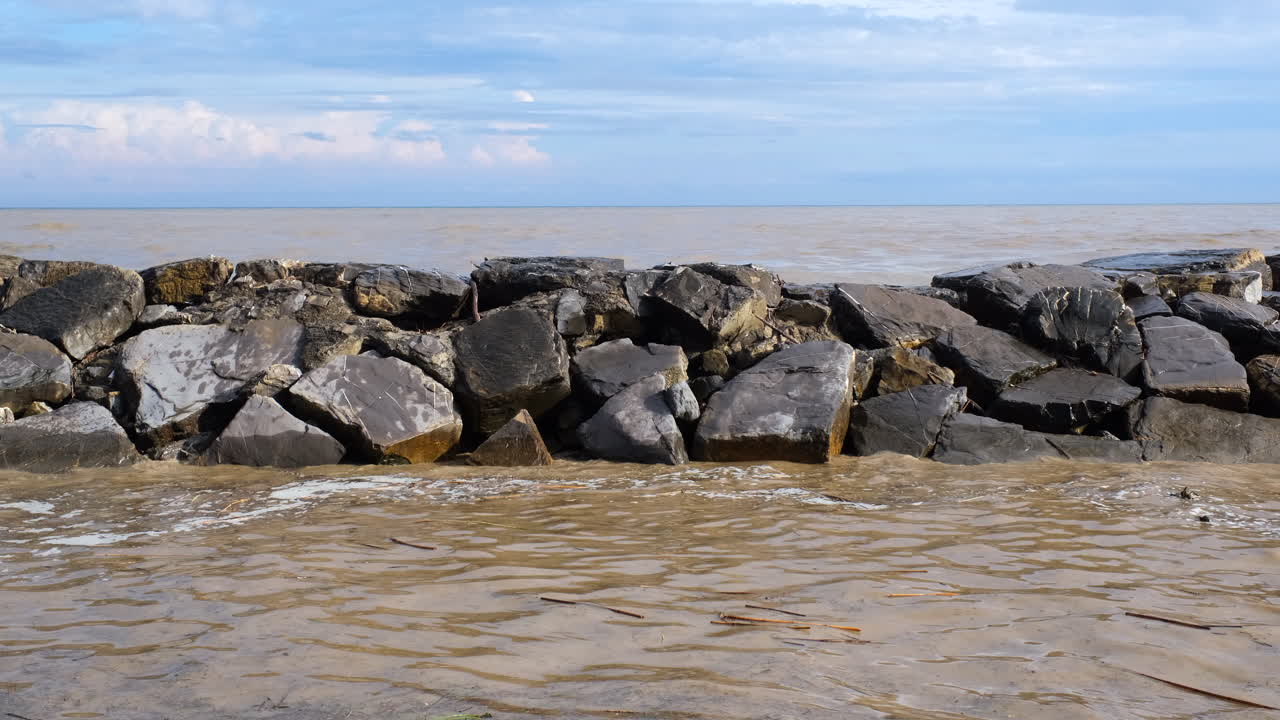 더러운 물과 바다의 오염