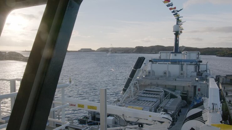 Inquadratura statica dal ponte di comando di una nave per l'acquacoltura, con vista sul ponte principale