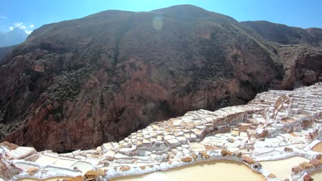 Schwenken-über-Maras-Salzminen-In-Peru