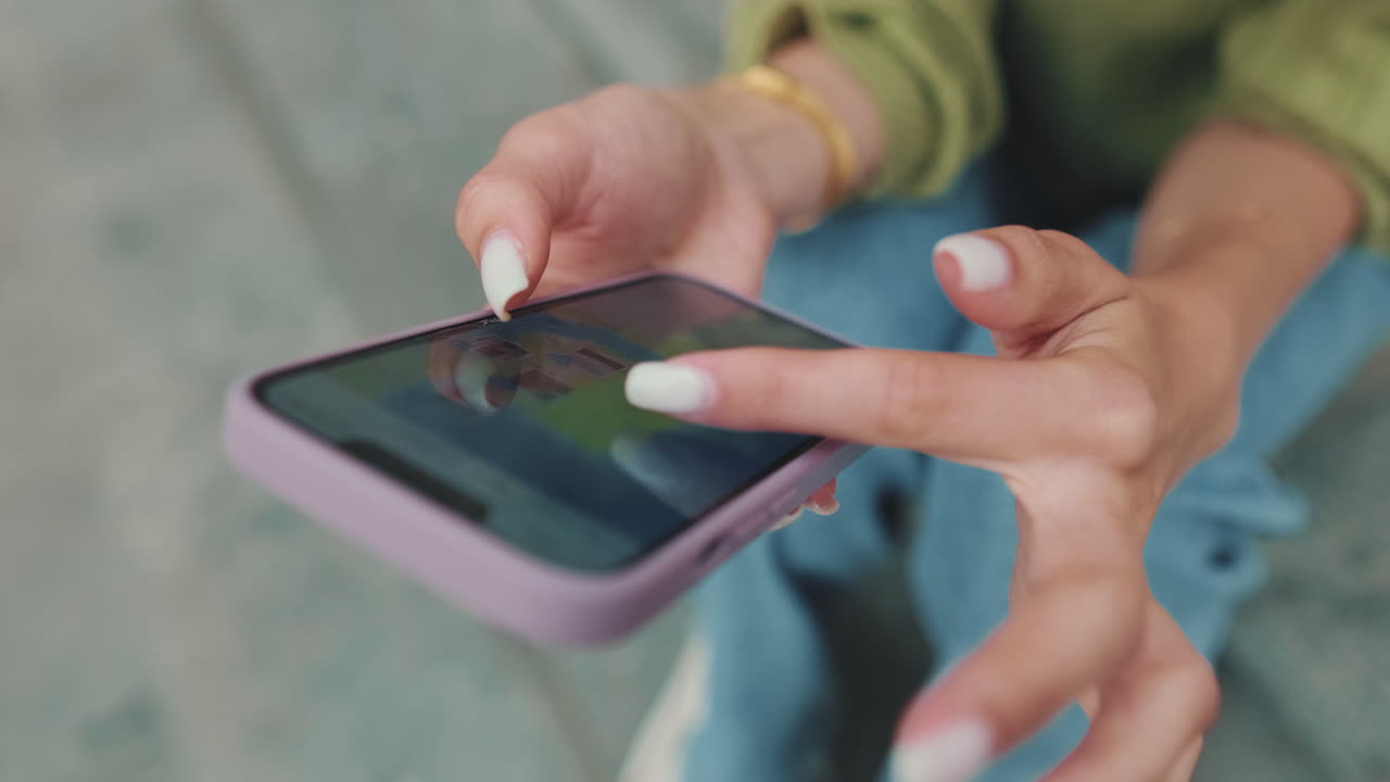 Primo piano di mani che scorrono e usano uno smartphone