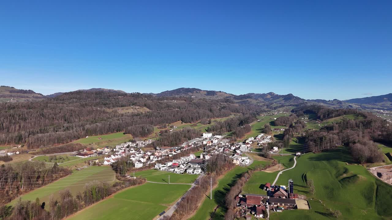 pueblo suizo rural de eschenbach durante un día soleado con cielo azul