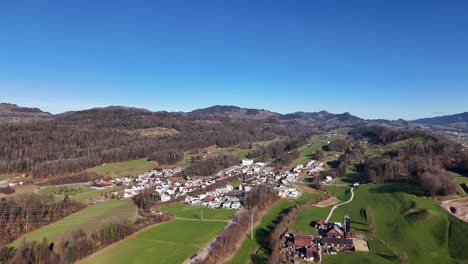 pueblo suizo rural de eschenbach durante un día soleado con cielo azul