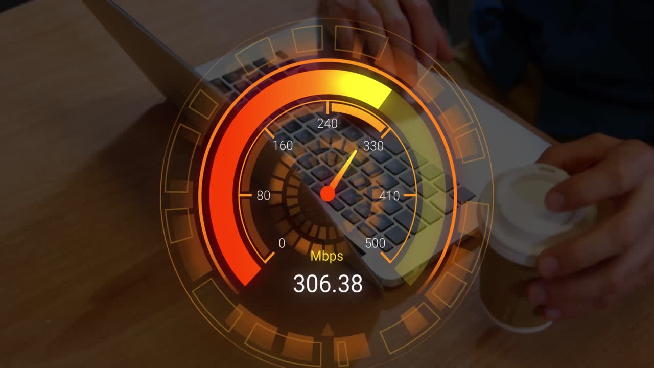 анимация оранжевого спидометра над руками двухрасового человека с помощью ноутбука.