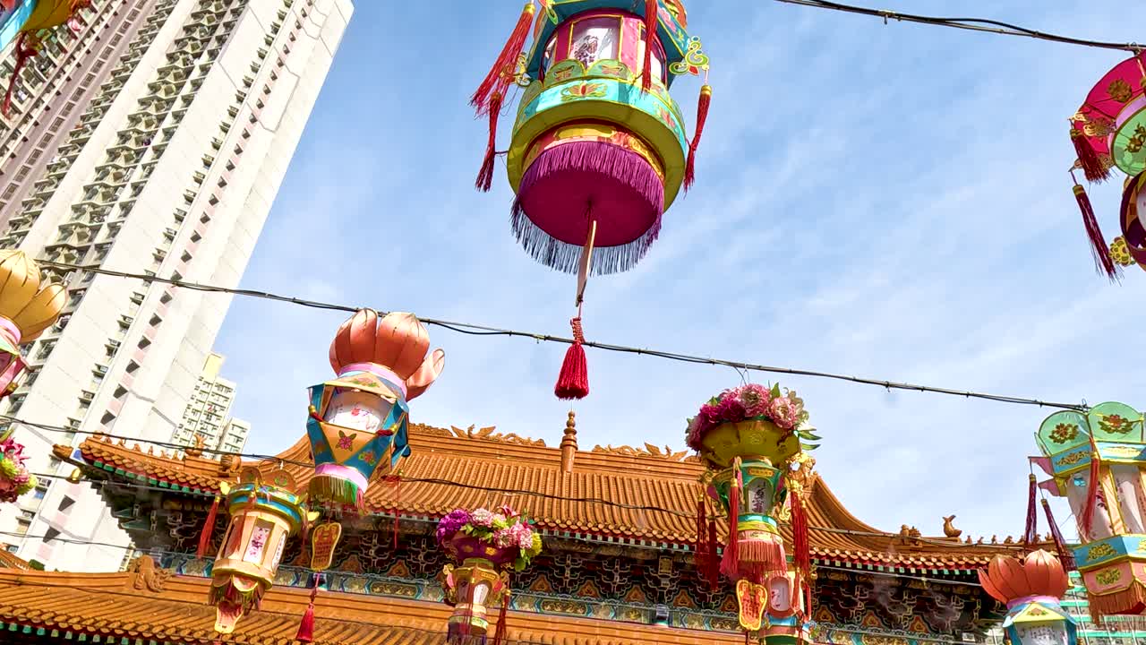 las linternas vibrantes adornan la escena del templo de hong kong