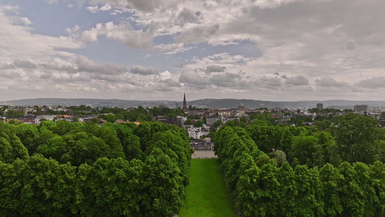 Oslo, Noruega v42 sobrevuelo cinematográfico de dron a baja altura sobre el Parque Frogner hacia el barrio residencial de Majorstuen con viviendas unifamiliares en un hermoso día soleado de verano - Filmado con Mavic 3 Cine - Junio de 2022