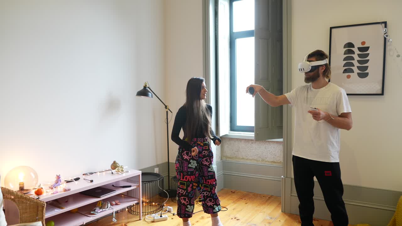 커플과 친구들이 집에서 vr 헤드을 사용합니다.