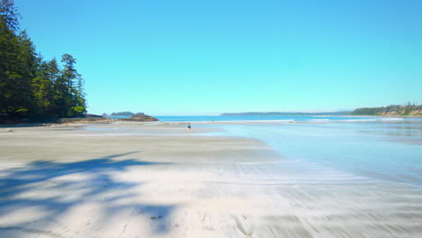 Schöner-Großer-Strand-Mit-Blauem-Himmel-In-British-Columbia