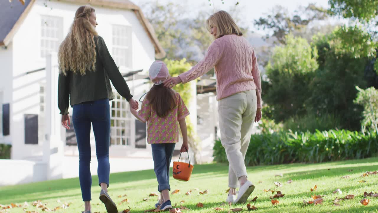 행복한 백인 어머니와 딸이 할머니와 함께 할로윈에 속임수 또는 치료를하는 비디오