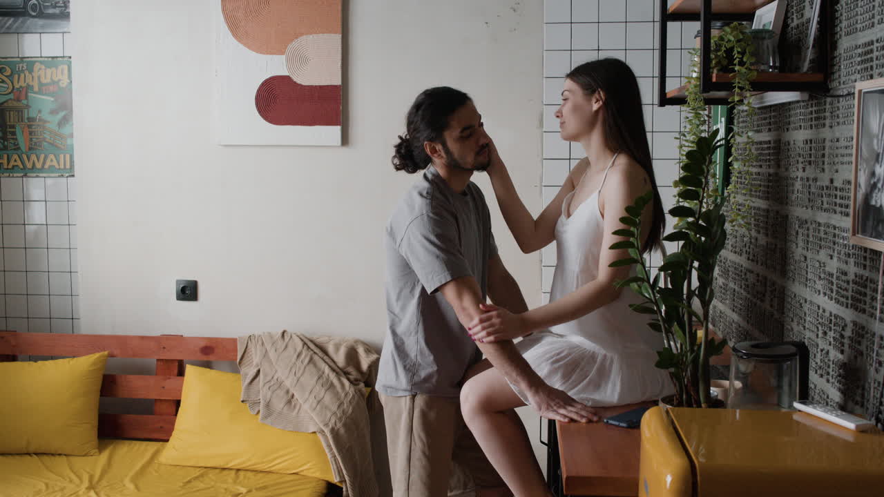 집에서 사랑에 빠진 커플