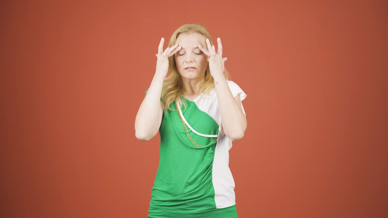 una mujer con migraña está experimentando dolor.