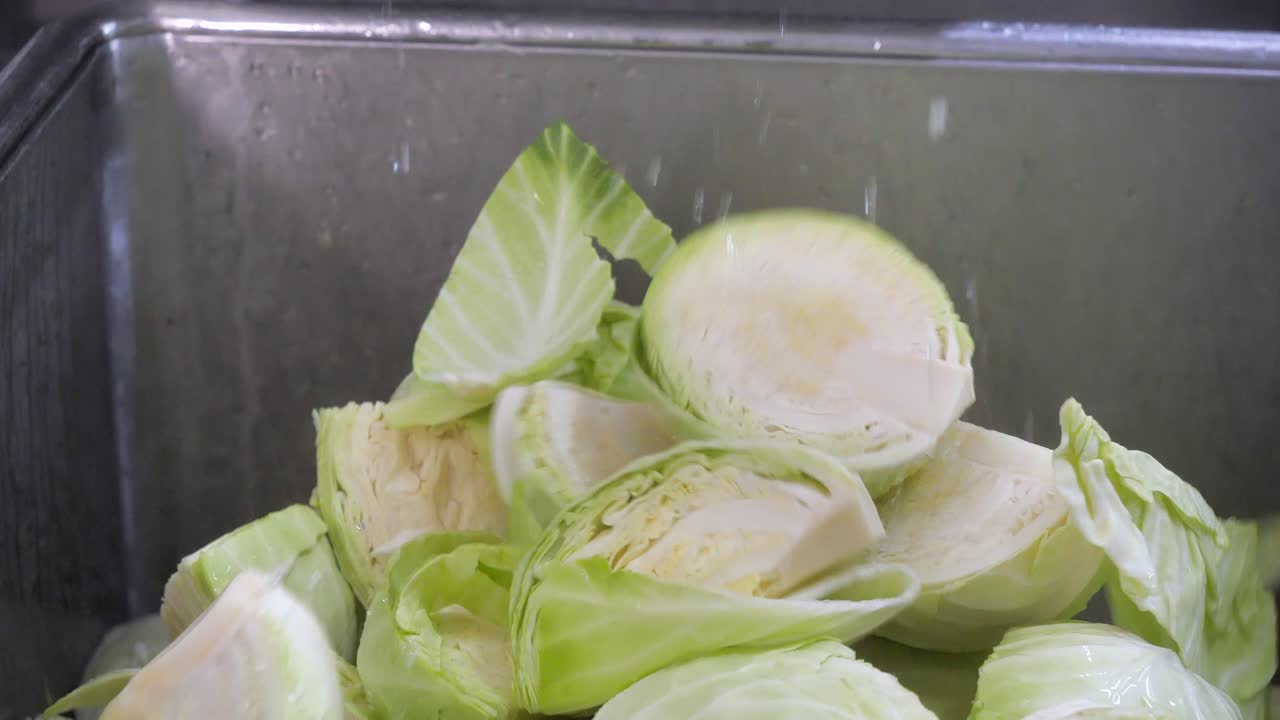 배추를 자르고 냄비에 던지는 시네마틱 뷰