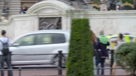 police car speeding past buckingham palace