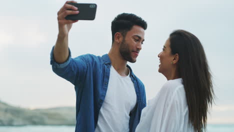 Una-Afectuosa-Pareja-Joven-Tomándose-Selfies