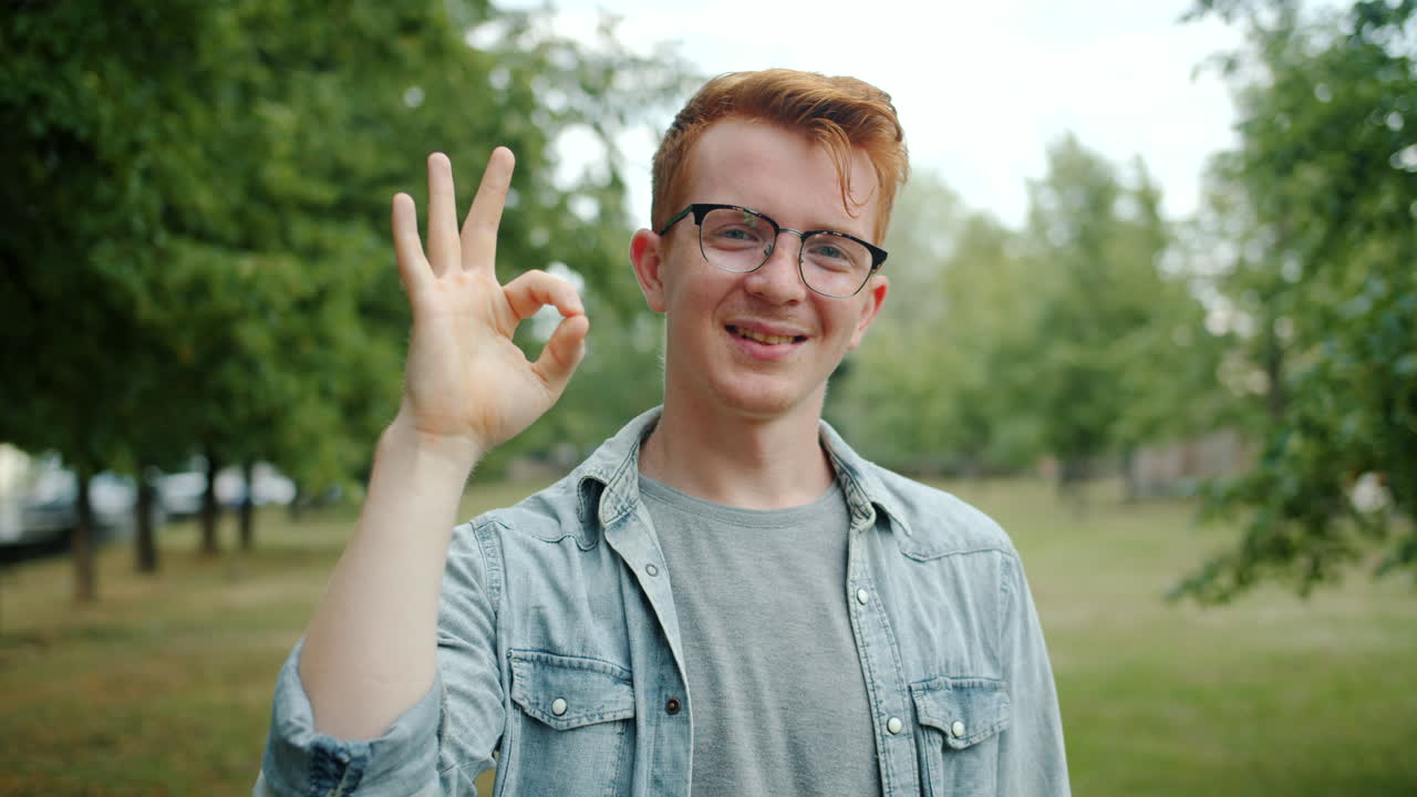 joven mostrando gesto ok