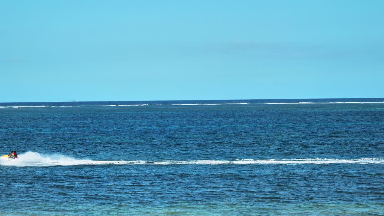 인도양에서 즐기는 슬로모 제트스키