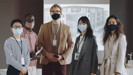 retrato del equipo de negocios con máscaras en la conferencia