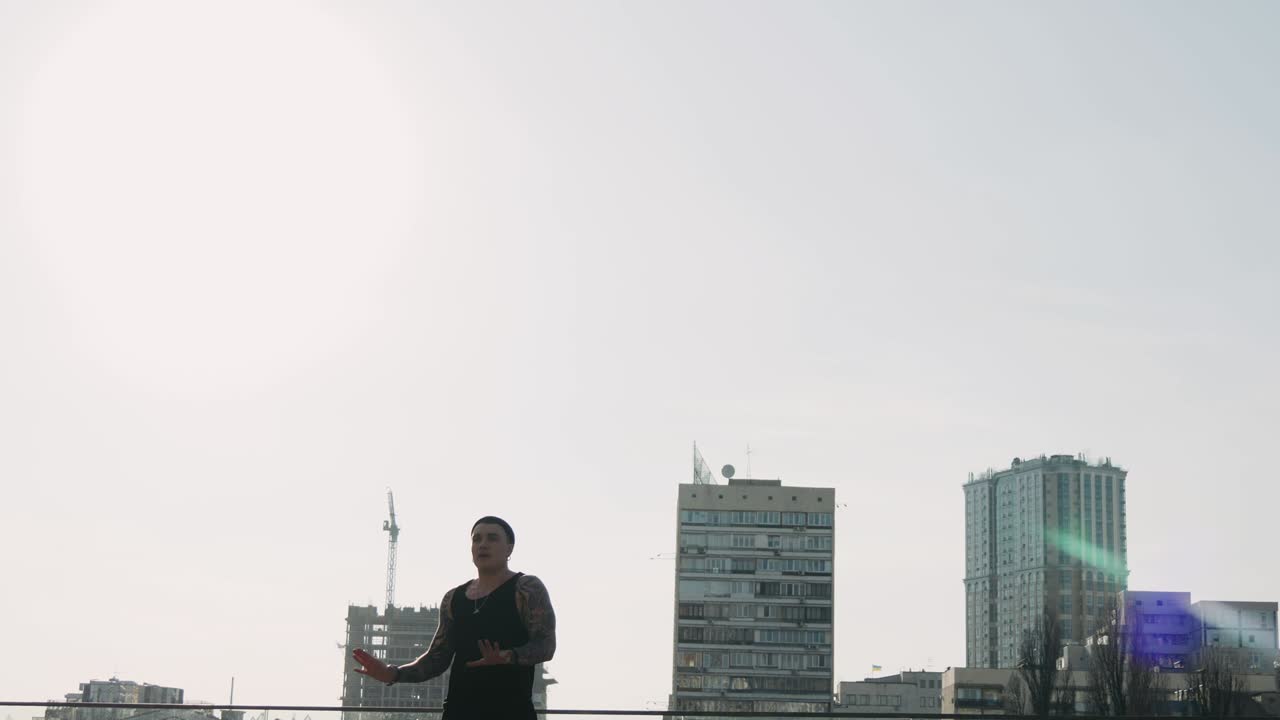 contemporáneo hip hop bailarín de calle hipster hombre con tatuaje funky baile urbano estilo libre en la ciudad