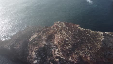 Formación-Rocosa-Sobrevuelo-De-Drones-Con-Nubes-Nubladas-En-El-Océano-Atlántico,-Tiro-Inclinado-Hacia-Abajo