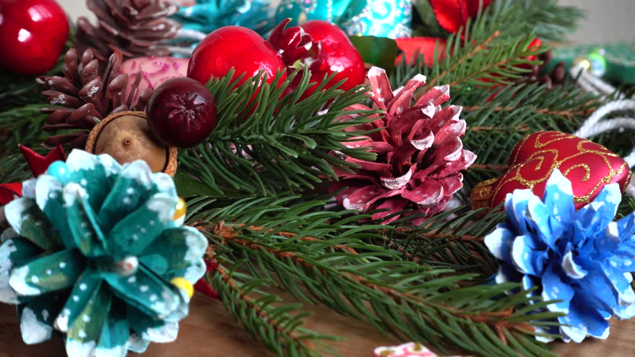 Nærbilde av festlig julepynt med granbar og julekuler