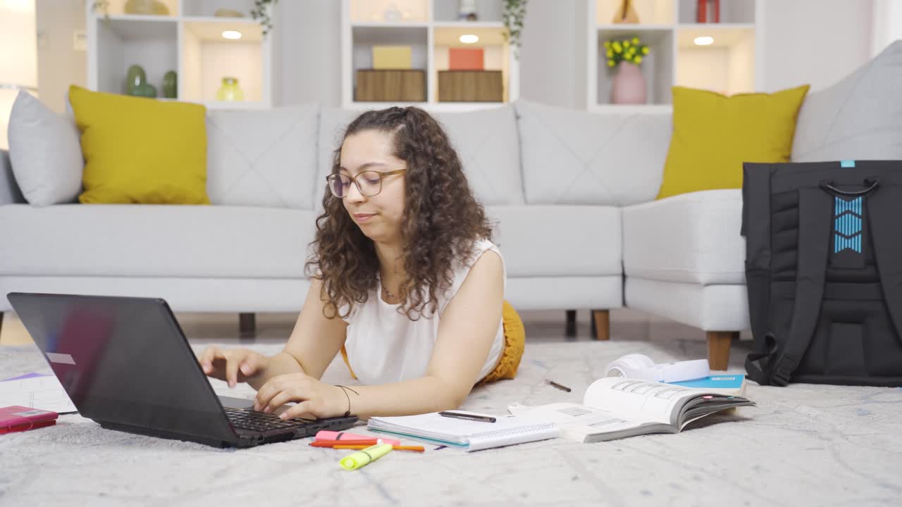 una estudiante que hace una transacción errónea se frustrará.