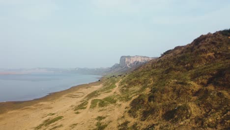 Toma-Aérea-De-Drones-De-Búfalos-Pastando-En-El-Valle-Del-Río-Chambal-Con-Un-Paisaje-De-Páramo-Semiárido-En-Beehad-De-Morena-Dholpur-De-Madhya-Pradesh,-Rajastán-De-La-India.