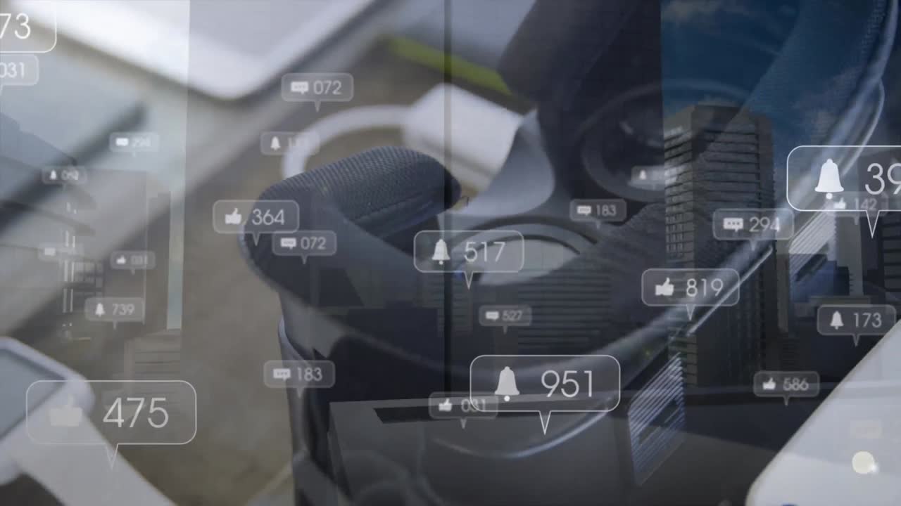 Animazione di numeri che cadono e scudo di sicurezza su visore VR