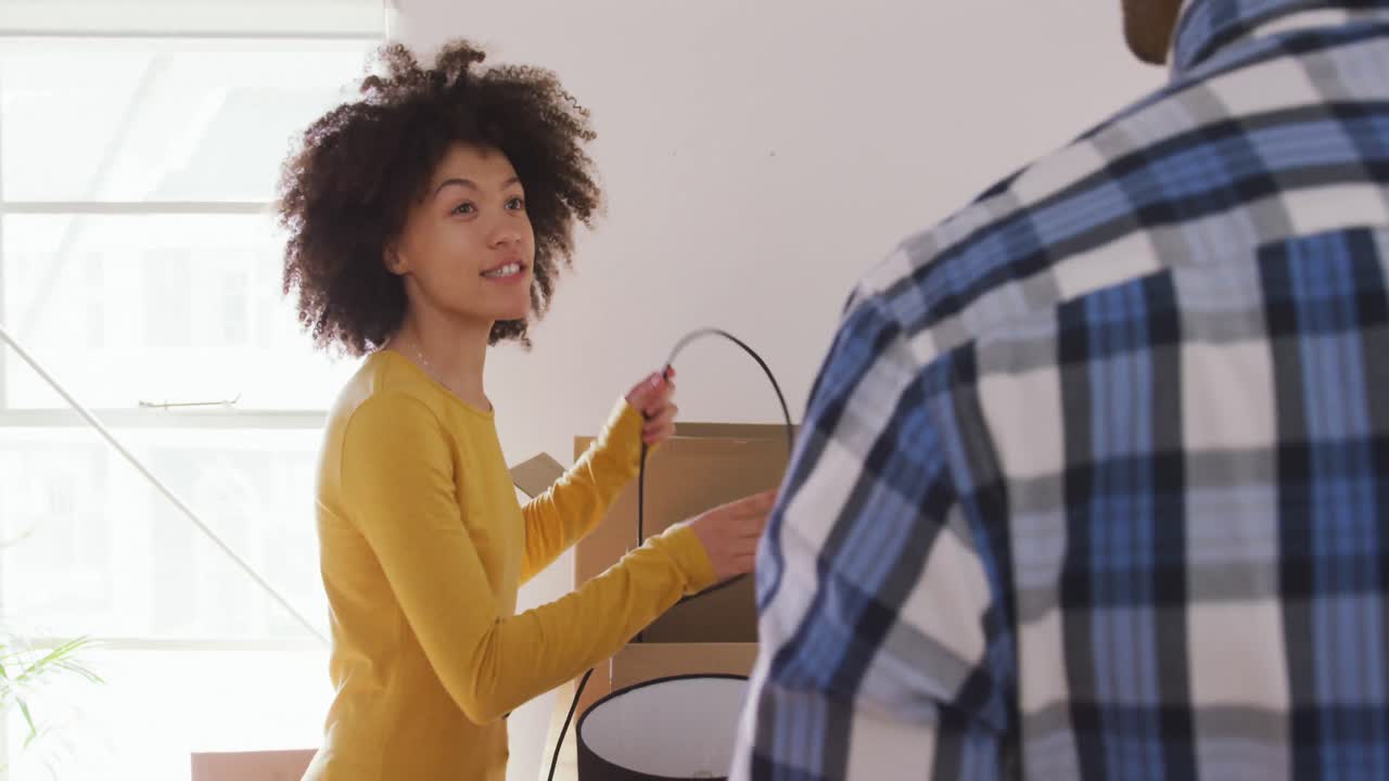 dos colegas se mudan a una nueva oficina creativa