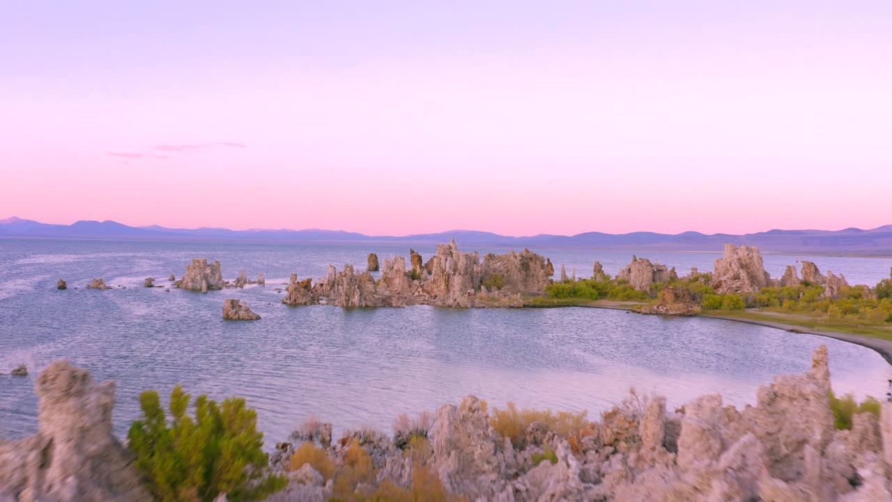 해질녘에 모노 호수에 있는 4k 공중의 투파 암석