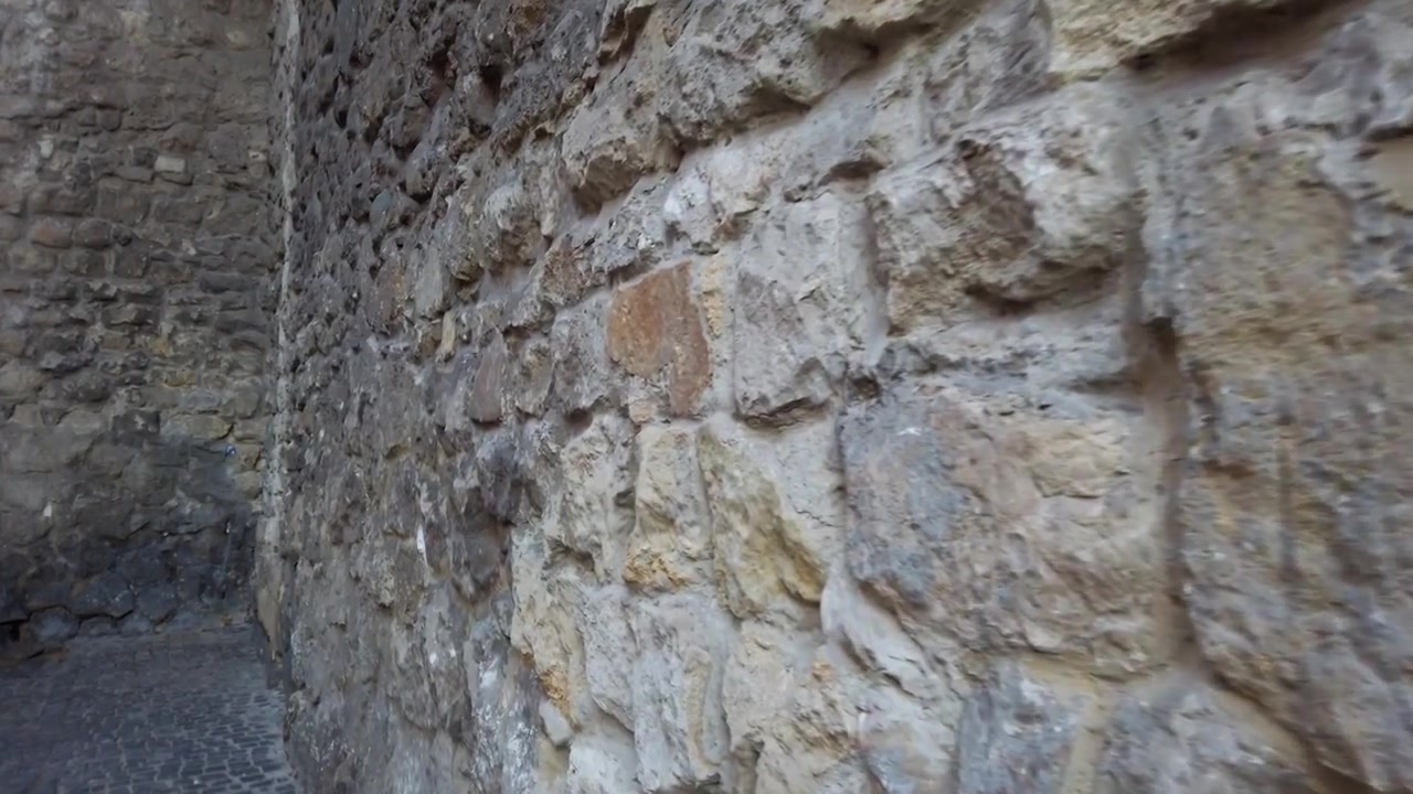 Antico muro medievale in pietra. Un elemento di architettura antica.
