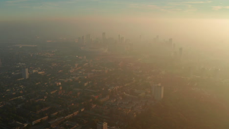 Toma-Aérea-Deslizante-De-Stratford-East-London-En-La-Niebla-De-La-Mañana