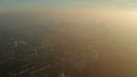 toma aérea deslizante de stratford east london en la niebla de la mañana