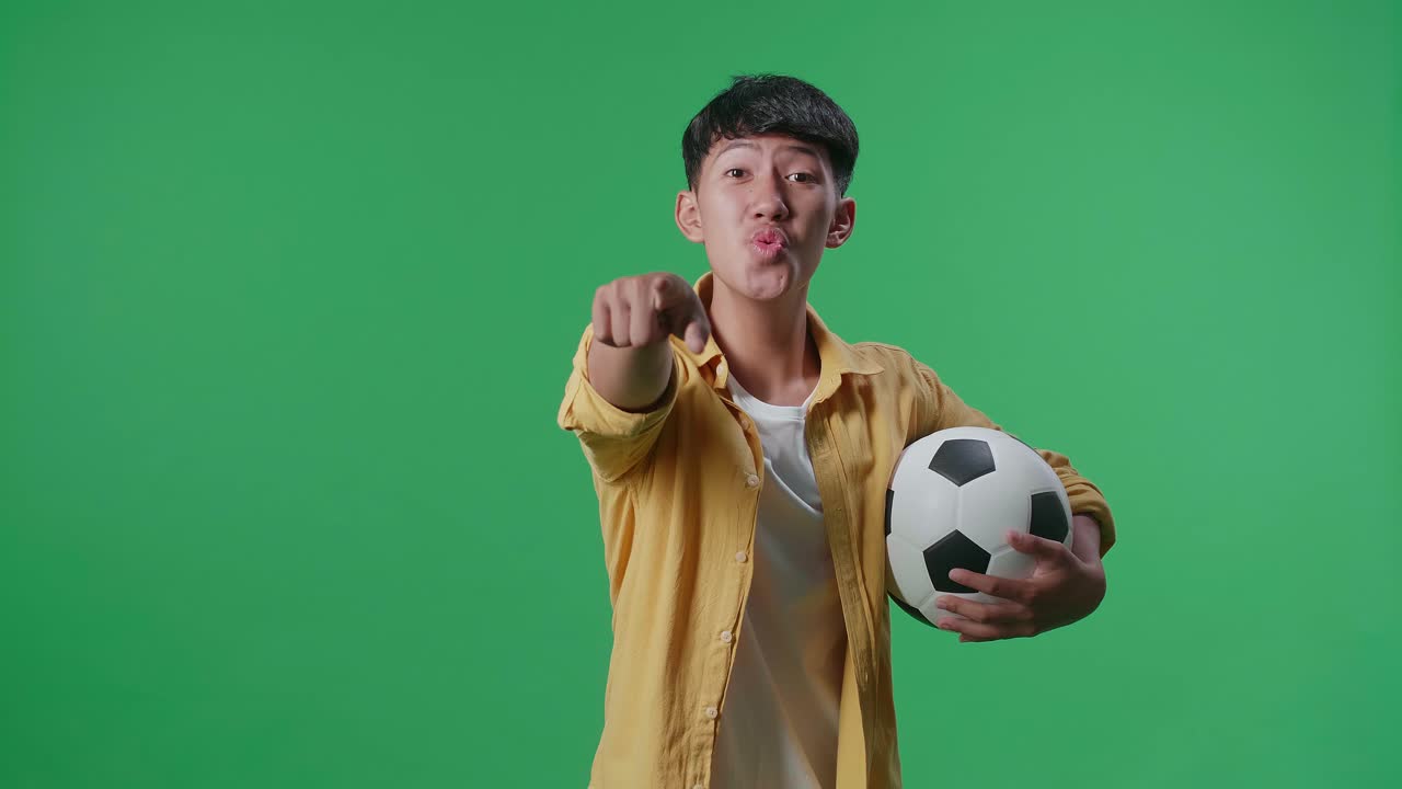 adolescente con una pelota de fútbol